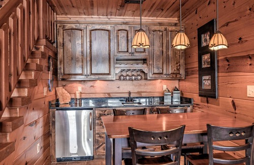 Blairsville Cabina | Meant to Be- Lake Front | Private Dock | Screened Porch | Lake Nottely