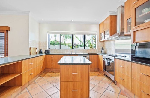 Paradise Point Casa | Med Inspired Waterfront Bliss in Sovereign Islands
