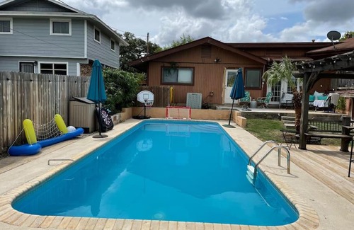Medical Center District Chalet De Esquí | Medical Center Area Octagon Shaped House with Swimming Pool