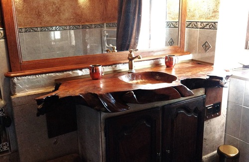 Servas Cama Y Desayuno | Habitación Cardinale (medieval) en Mas Fabrègue, original y rara.