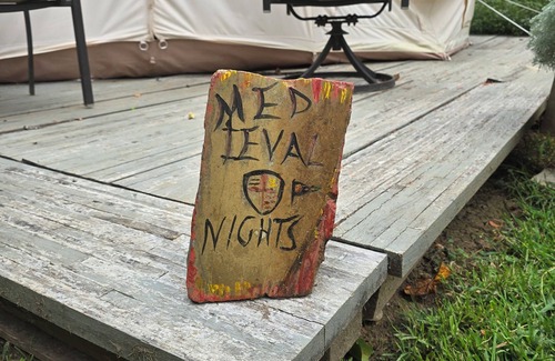 Austral Alquiler De RV | Medieval Nights yurts