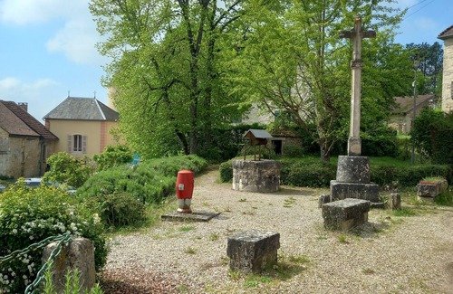 Mont-Saint-Jean Casa | Medieval village studio house