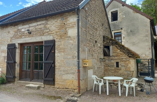 Mont-Saint-Jean Casa | Medieval village studio house