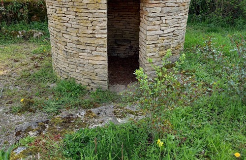 Mont-Saint-Jean Casa | Medieval village studio house