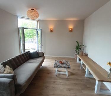 Bodegraven Apartamento | Mediterranean apartment with home theater