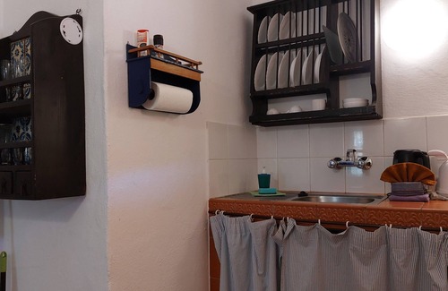 El Guincho Apartamento | Vivienda vacacional mediterránea con terraza pequeña en el patio