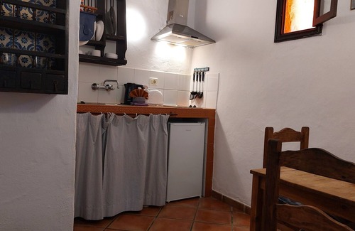El Guincho Apartamento | Vivienda vacacional mediterránea con terraza pequeña en el patio