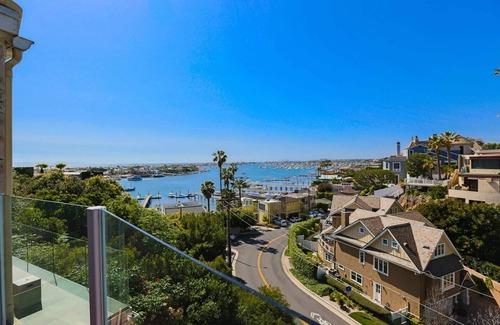 Corona del Mar Villa | Escape mediterráneo! Ideal para familias, vistas panorámicas desde los balcones, a pie de la playa