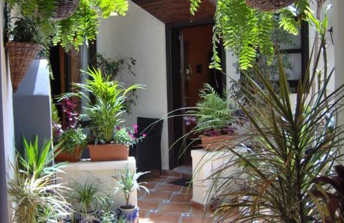 El Guincho Apartamento | Mediterranean holiday home with small patio-terrace