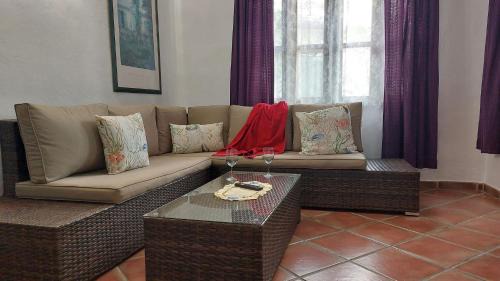 El Guincho Apartamento | Mediterranean holiday home with small patio-terrace