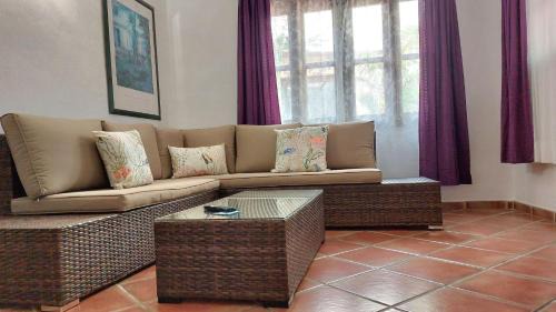 El Guincho Apartamento | Mediterranean holiday home with small patio-terrace