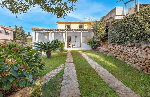 Baia Caddinas Casa | Casa de vacaciones mediterránea con Wi-Fi, aire acondicionado, jardín y terraza