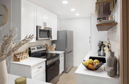 Encino Condominio | Mediterranean LA Loft with Pool, Fitness Room & Tennis Courts in a Walkable Area