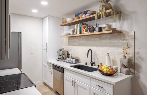 Encino Condominio | Mediterranean LA Loft with Pool, Fitness Room & Tennis Courts in a Walkable Area