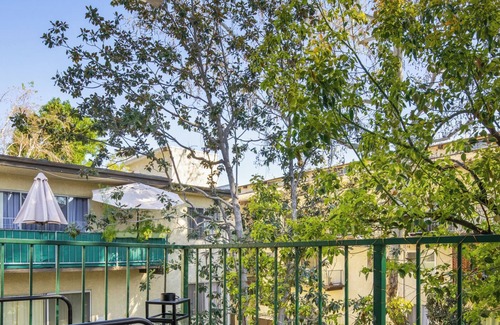 Encino Condominio | Mediterranean LA Loft with Pool, Fitness Room & Tennis Courts in a Walkable Area