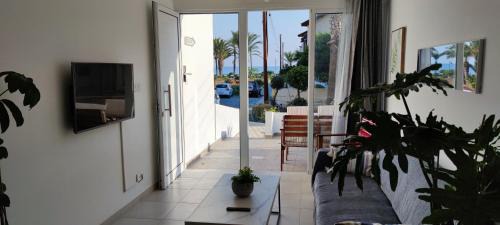 Latsi Apartamento | Mediterranean Seaside Authentic Beach House
