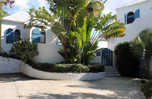 Hart Bay Villa | Villa mediterránea con brisas marinas y piscina privada.