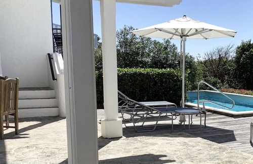 Hart Bay Villa | Villa mediterránea con brisas marinas y piscina privada.