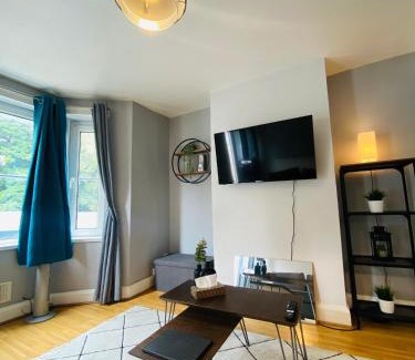 Gillingham Apartamento | Medway Getaway - 3 Bed Home with Luxury Bathroom
