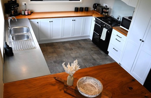 Waitomo District Casa | Mee ‘N G’s Boat Shed Marokopa’s finest luxury stay!