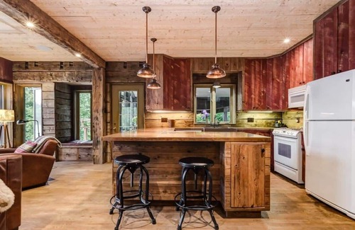 Chelsea Casa | Meech Lake Lodge - Family Getaway