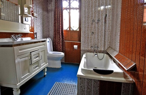 Dal Lake Hotel | Meena Group houseboats
