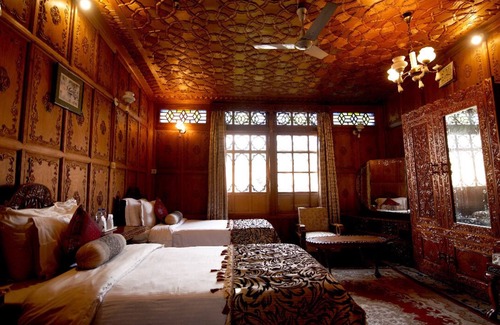 Dal Lake Hotel | Meena Group houseboats