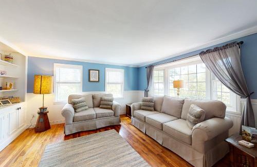 Hyannis Casa | Meet Me at the Cape
