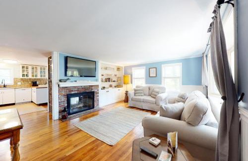 Hyannis Casa | Meet Me at the Cape