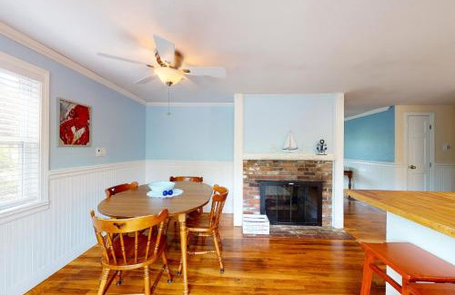 Hyannis Casa | Meet Me at the Cape