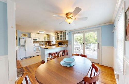 Hyannis Casa | Meet Me at the Cape