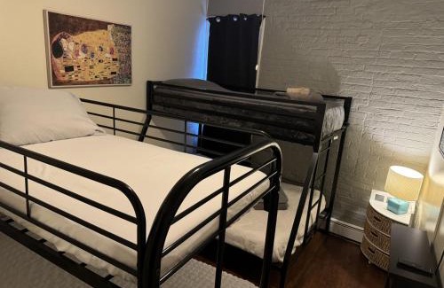 Union City Apartamento | Mega Stunning Skyline View - APT 4-5 Combination - 6 Bedroom - Sleeps 25 - 15 mins to NYC