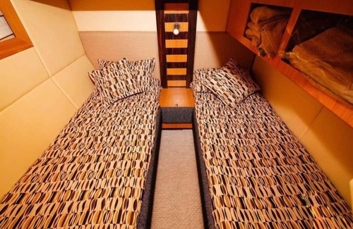 Dubai Marina Alquiler De Eote | Mega Yacht Charter on AnchorsBook