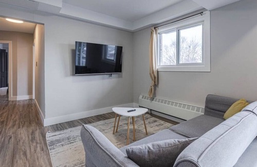 Kitchener Apartamento | Meinzinger 11 · 3BD Apt w/King - Close to Highways-w/Free Parking