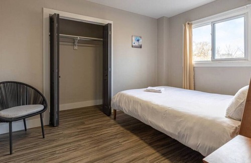 Kitchener Apartamento | Meinzinger 11 · 3BD Apt w/King - Close to Highways-w/Free Parking