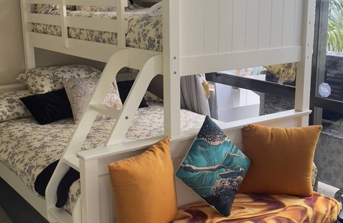 Te Kuiti Cama Y Desayuno | Mel's Retreat - Deluxe Family Room with Disability Access