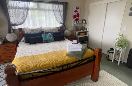Te Kuiti Cama Y Desayuno | Mel's Retreat - Deluxe Family Room with Disability Access