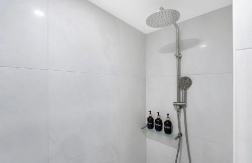 Palm Cove Apartamento | 'Melaleuca' Three-bedroom Suite with Adjacent Studio at Temple Resort