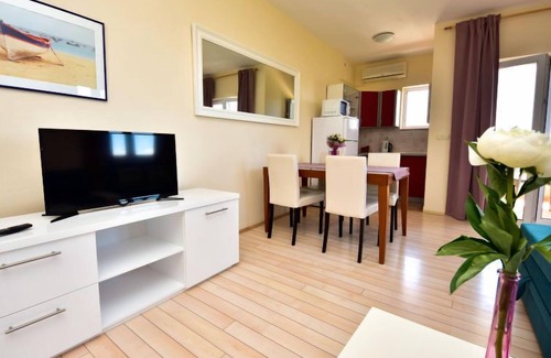 Dinjiska Apartamento | Melandura by Interhome
