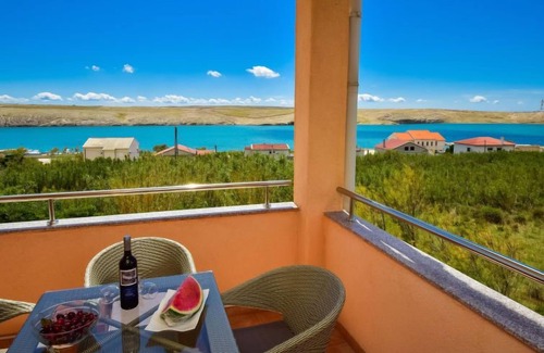 Dinjiska Apartamento | Melandura by Interhome