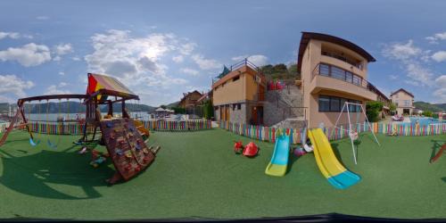 Dubova Casa | MELBA 3 flori cazanele Dunarii