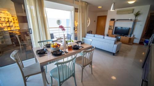 Għadira Apartamento | Mellieha Bay 3 Bedroom Apartment 'Coastal Comfort'