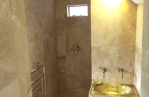Glyn Ceiriog Cabaña | Mellow Mountain Eco Retreat exclusive use with Tipi, wood burning Hot Tub, Sauna