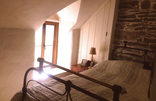 Glyn Ceiriog Cabaña | Mellow Mountain Eco Retreat exclusive use with Tipi, wood burning Hot Tub, Sauna
