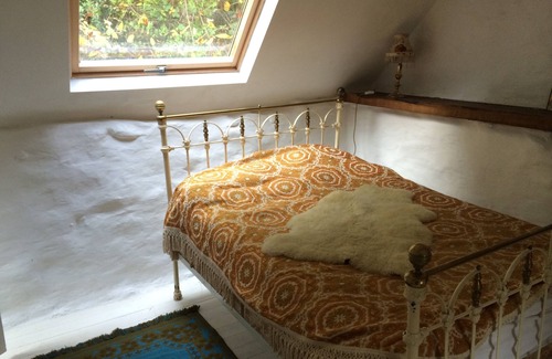 Glyn Ceiriog Cabaña | Mellow Mountain Eco Retreat exclusive use with Tipi, wood burning Hot Tub, Sauna