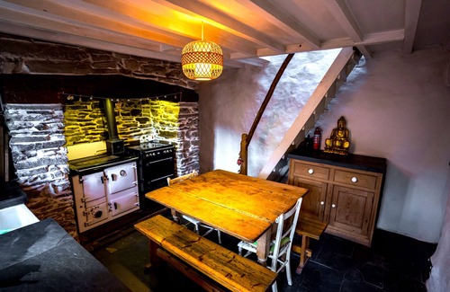 Pontfadog Cabaña | Mellow Mountain Eco Retreat uso exclusivo con Tipi, bañera de leña, sauna