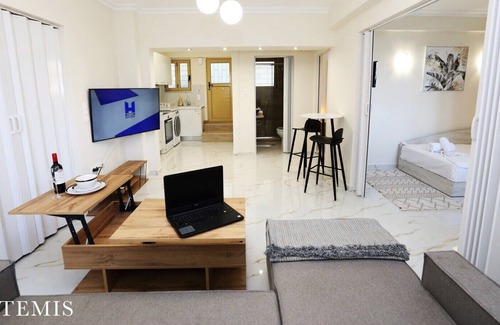 Pasalimani Apartamento | MELMA PROPERTIES- ARTEMIS lower ground apartment in front of the Yacht Marina
