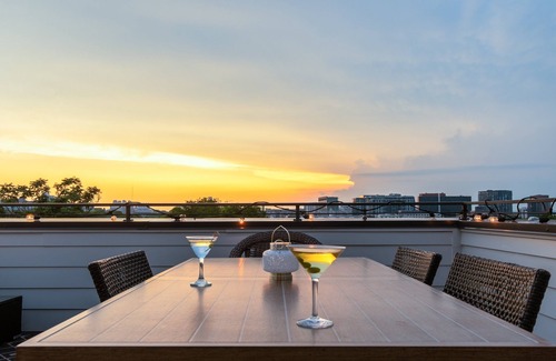 Edgehill Cabaña | Melodic Skyline - Rooftop Views - 12th S District