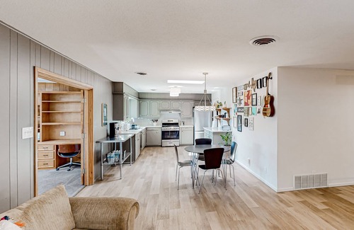 Lubbock Casa | Melonie Park dog-friendly home near Texas Tech with yard, grill, jetted tub, AC