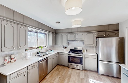 Lubbock Casa | Melonie Park dog-friendly home near Texas Tech with yard, grill, jetted tub, AC